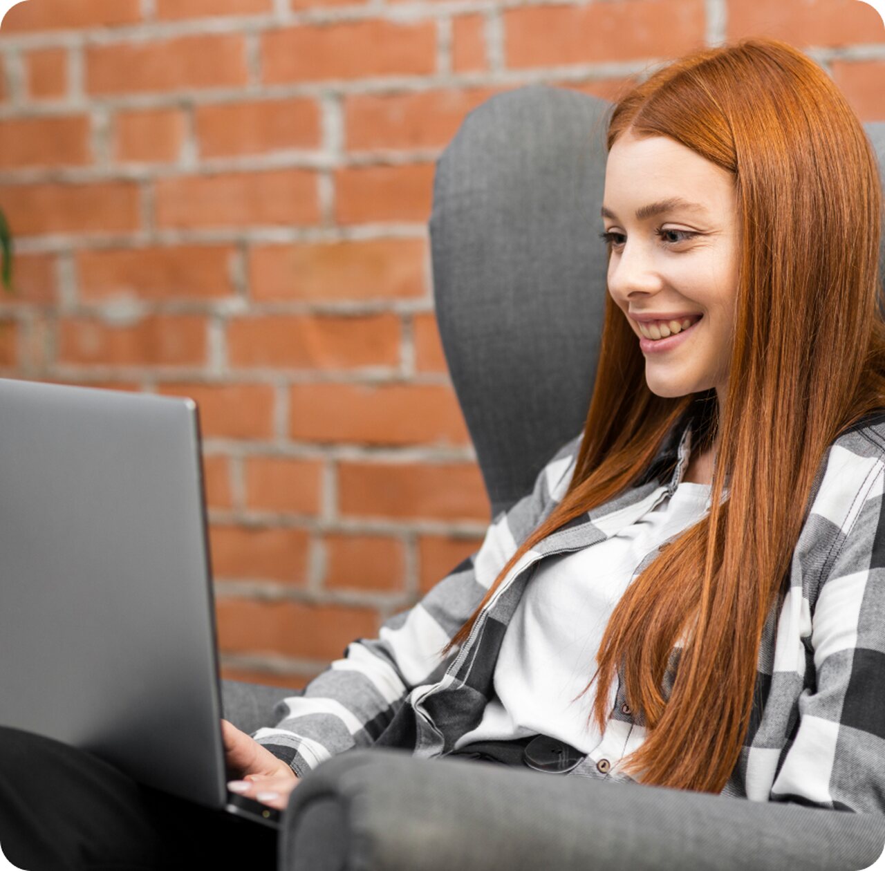 Zadowolona pacjentka korzystająca z usługi psychoterapia online przez Centrum MIND