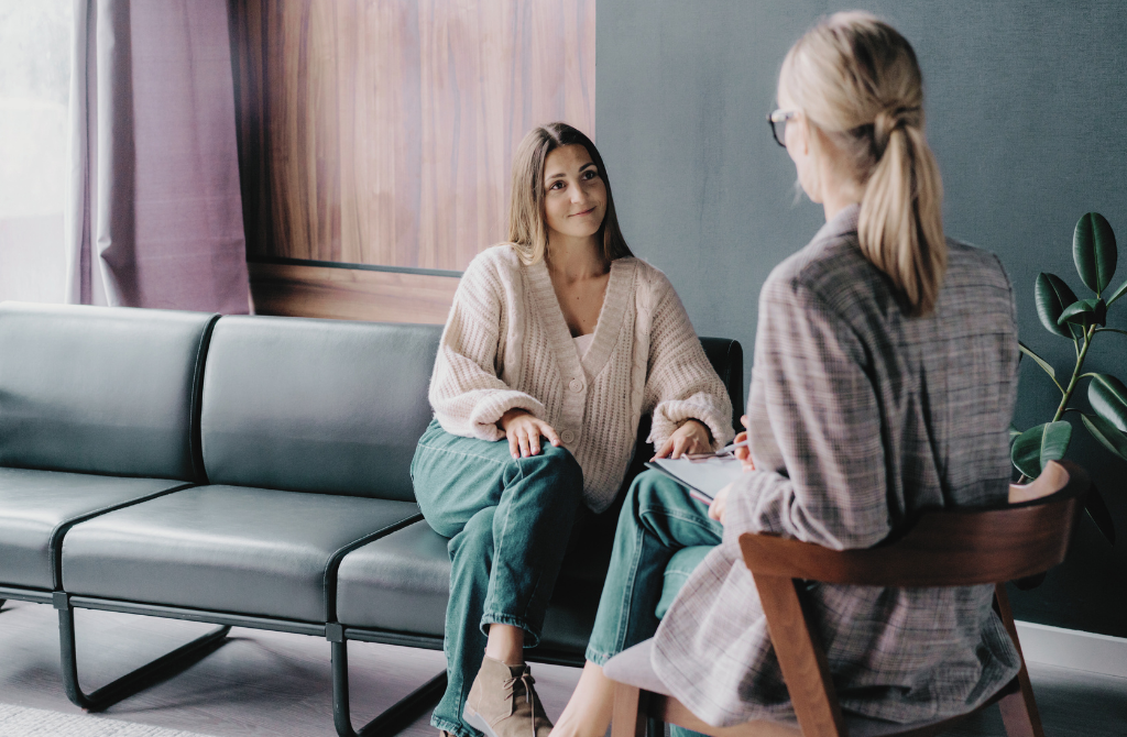 Przebieg pierwszej wizyty u psychologa – rozmowa z terapeutką w bezpiecznej atmosferze gabinetu Centrum Mind.