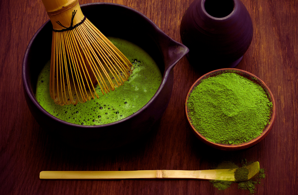 Tradycyjny zestaw do parzenia matchy: miska ze spienioną zieloną herbatą, bambusowa miotełka i proszek, jako naturalne wsparcie dla mózgu i koncentracji.