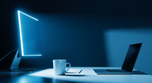 Profesjonalizm jako tarcza obronna - pęknięty kubek na biurku symbolizuje wypalenie